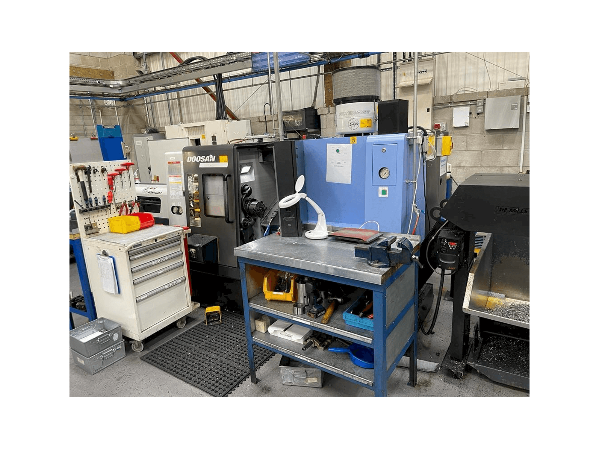 Mašīnas Doosan Lynx 220 LMA pretskats