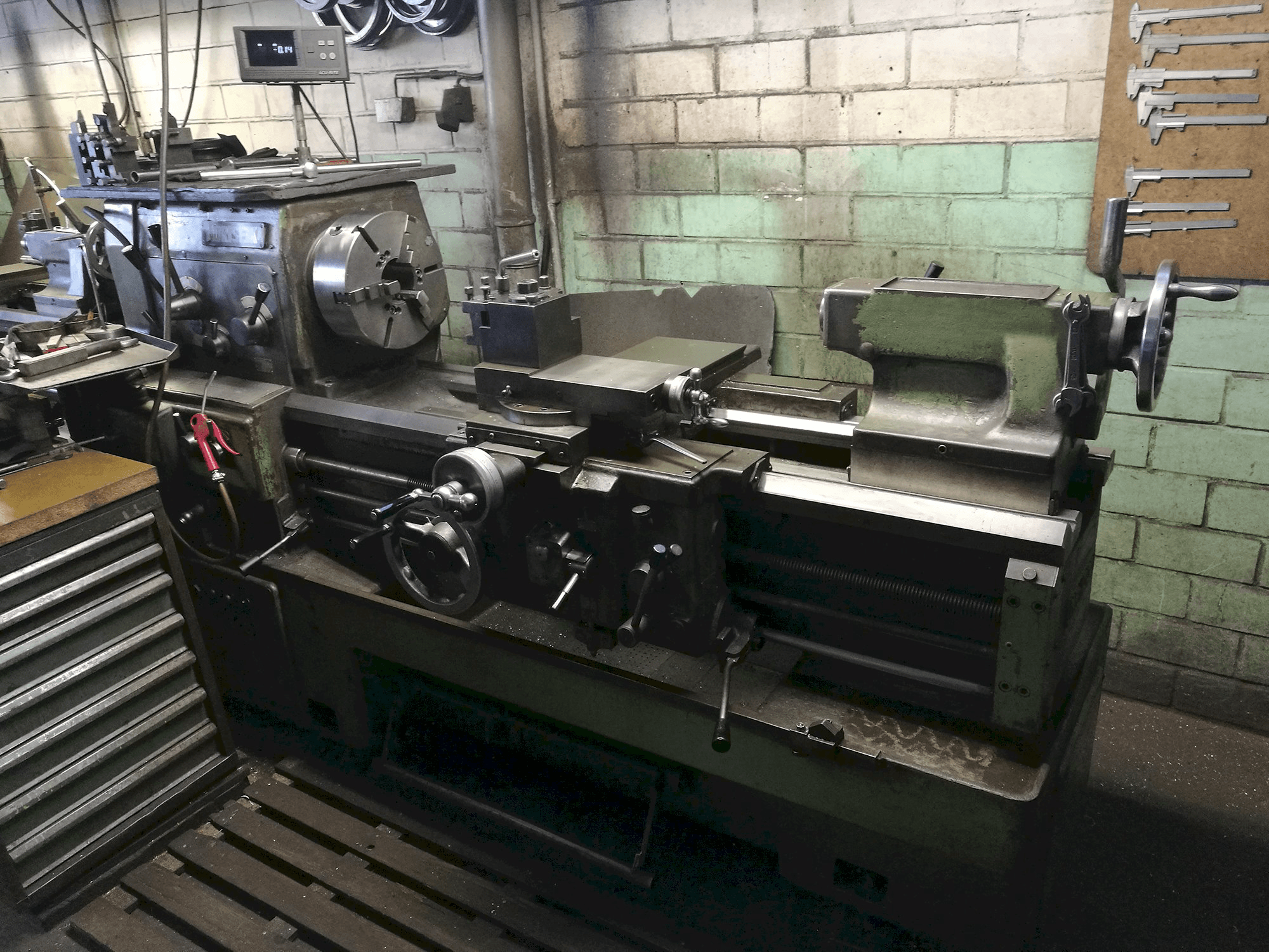 Mašīnas MORI SEIKI MR 1000 skats no labās puses