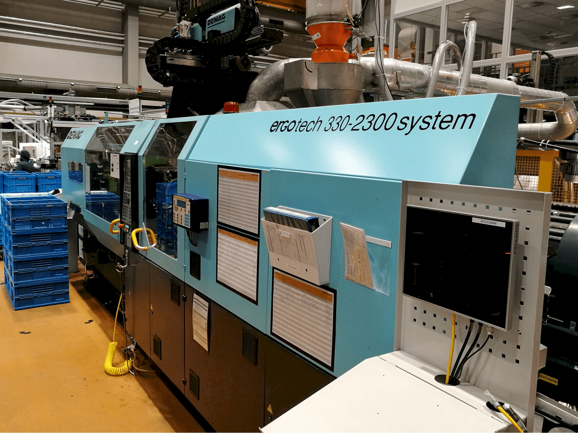 Mašīnas DEMAG Ergotech 330-2300 skats no labās puses