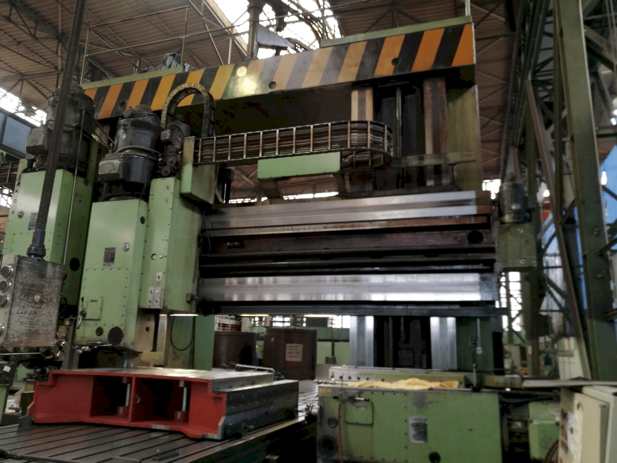 Mašīnas TOS FRV-D 20 x 40 pretskats