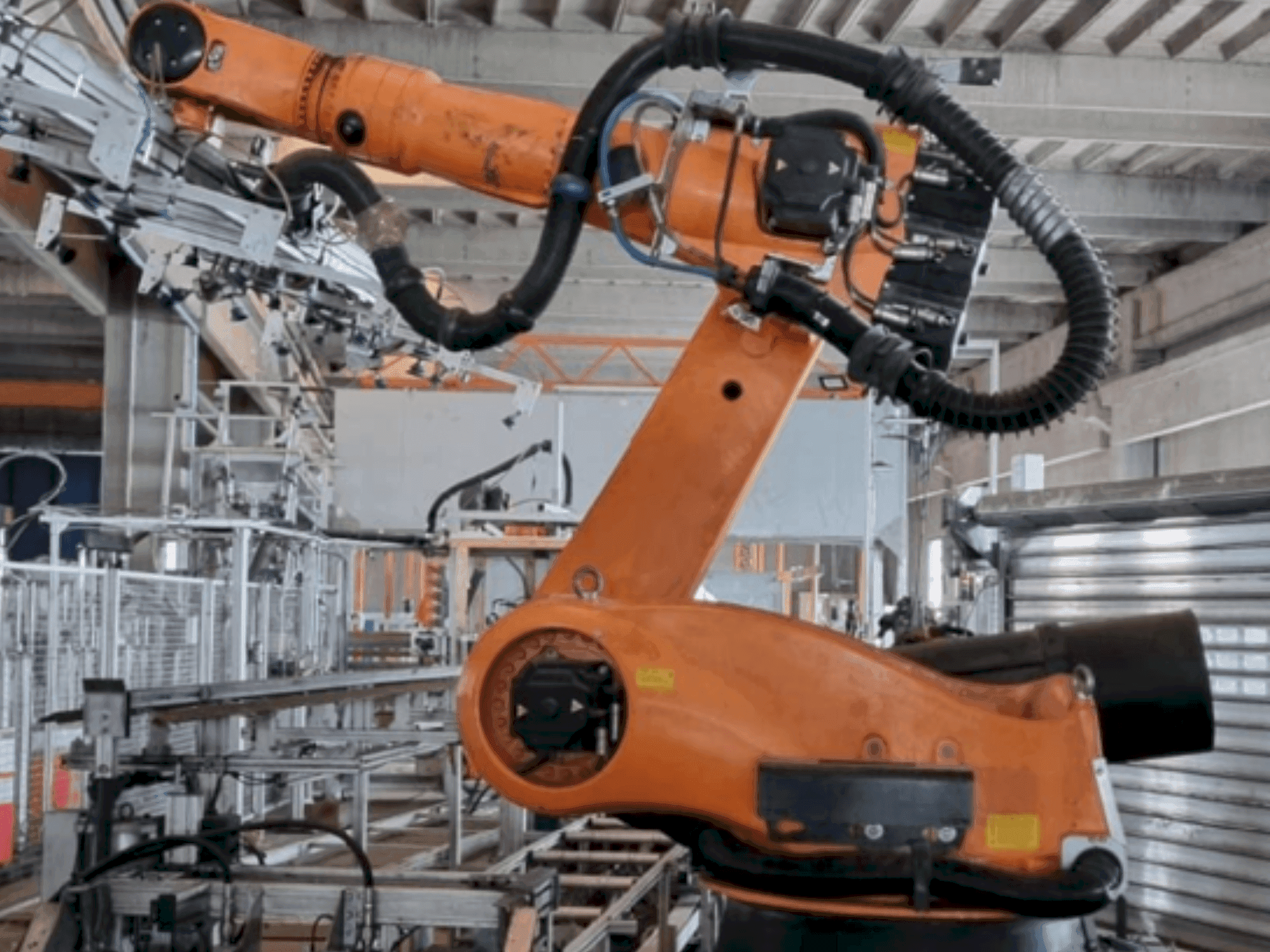 Mašīnas KUKA KR 210 L150-2 pretskats
