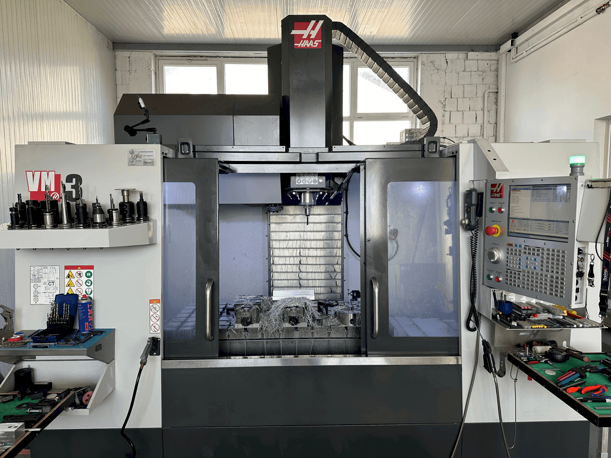 Mašīnas HAAS VM-3 pretskats