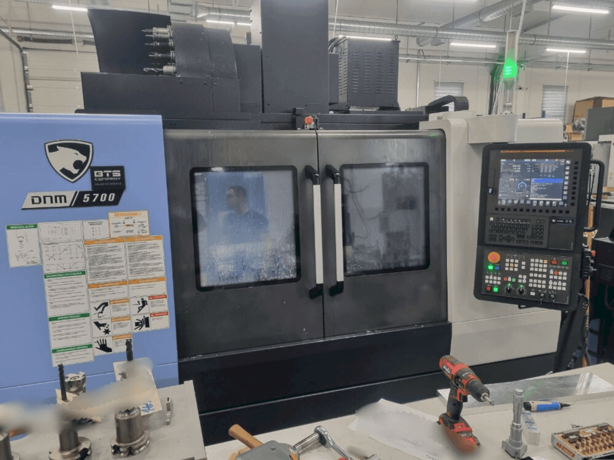 Mašīnas DN SOLUTIONS DNM 5700 pretskats