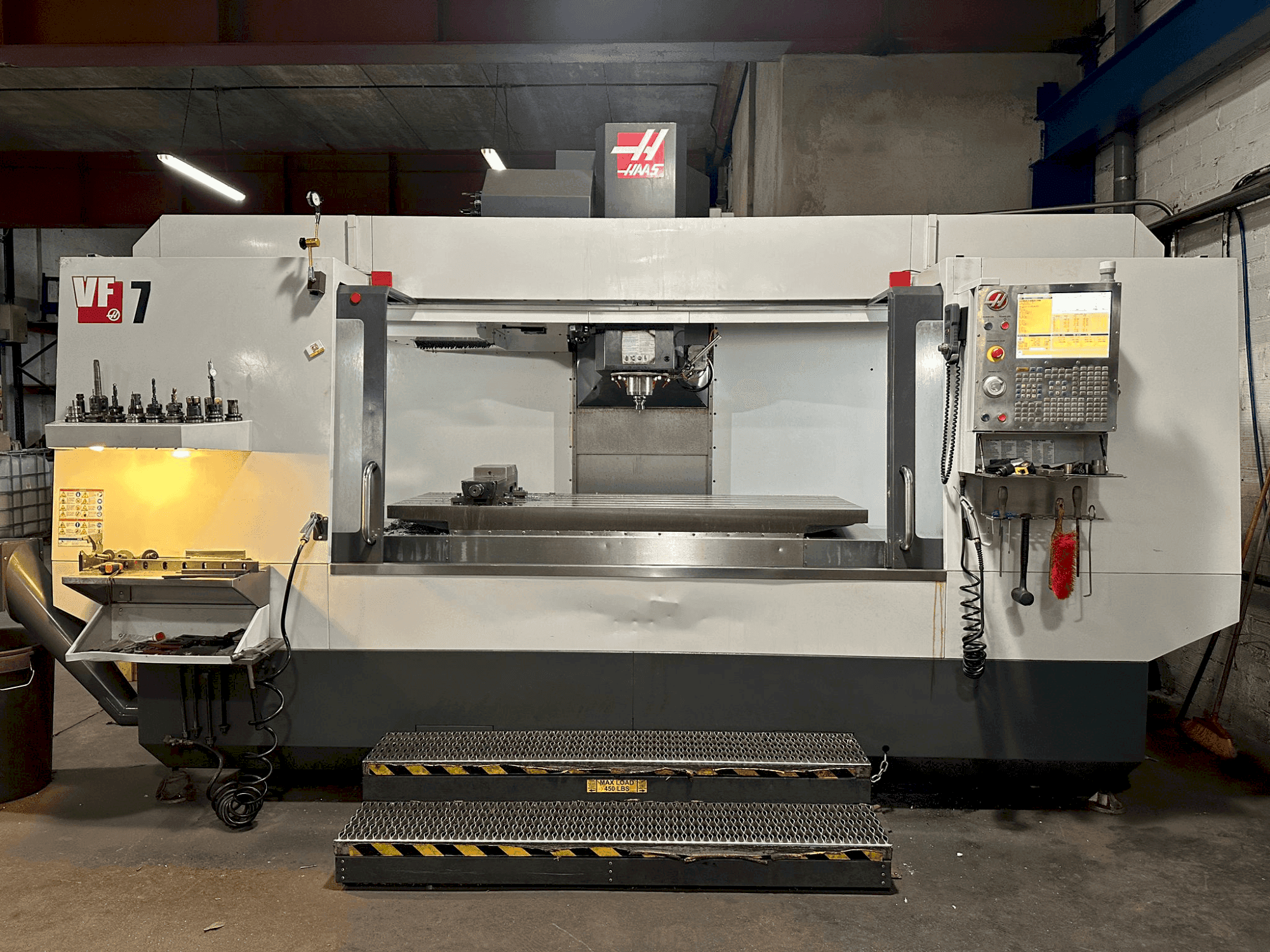 Mašīnas HAAS VF-7/40 pretskats