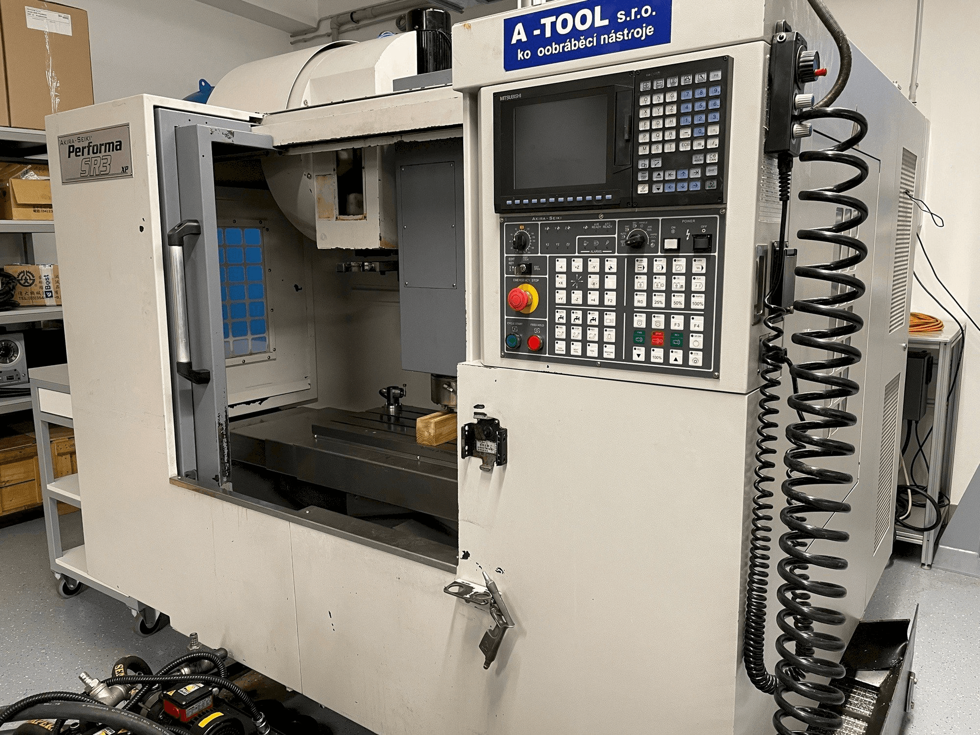 Mašīnas Akira Seiki SR3XP pretskats