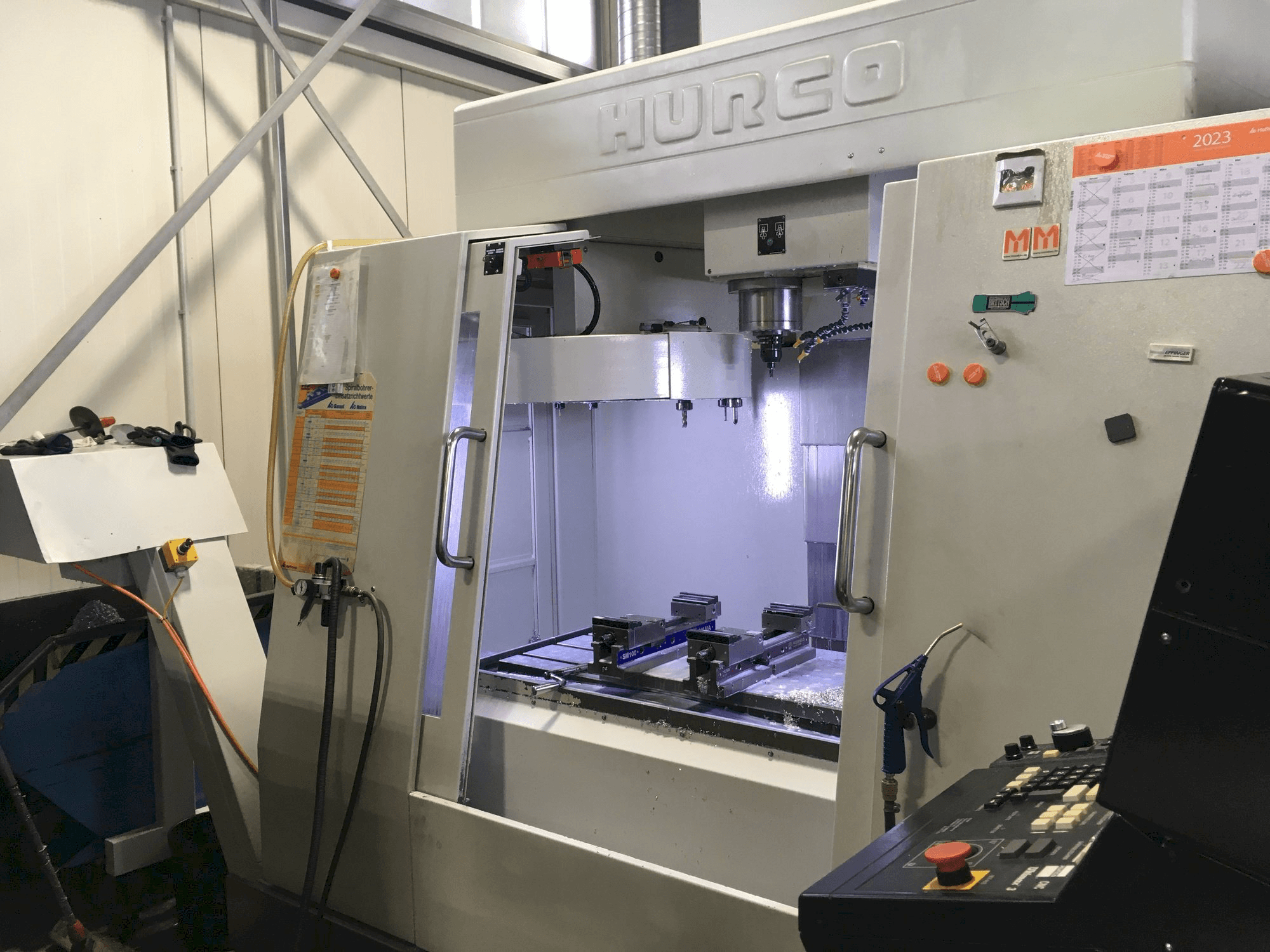 Mašīnas Hurco BAC 30 HTM pretskats