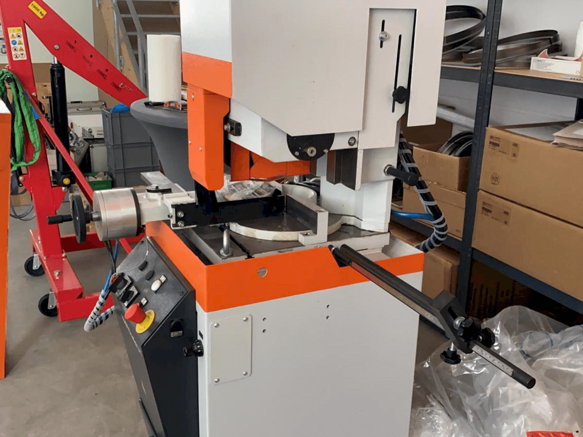 Mašīnas KASTO Radial U7 kreisās malas skats