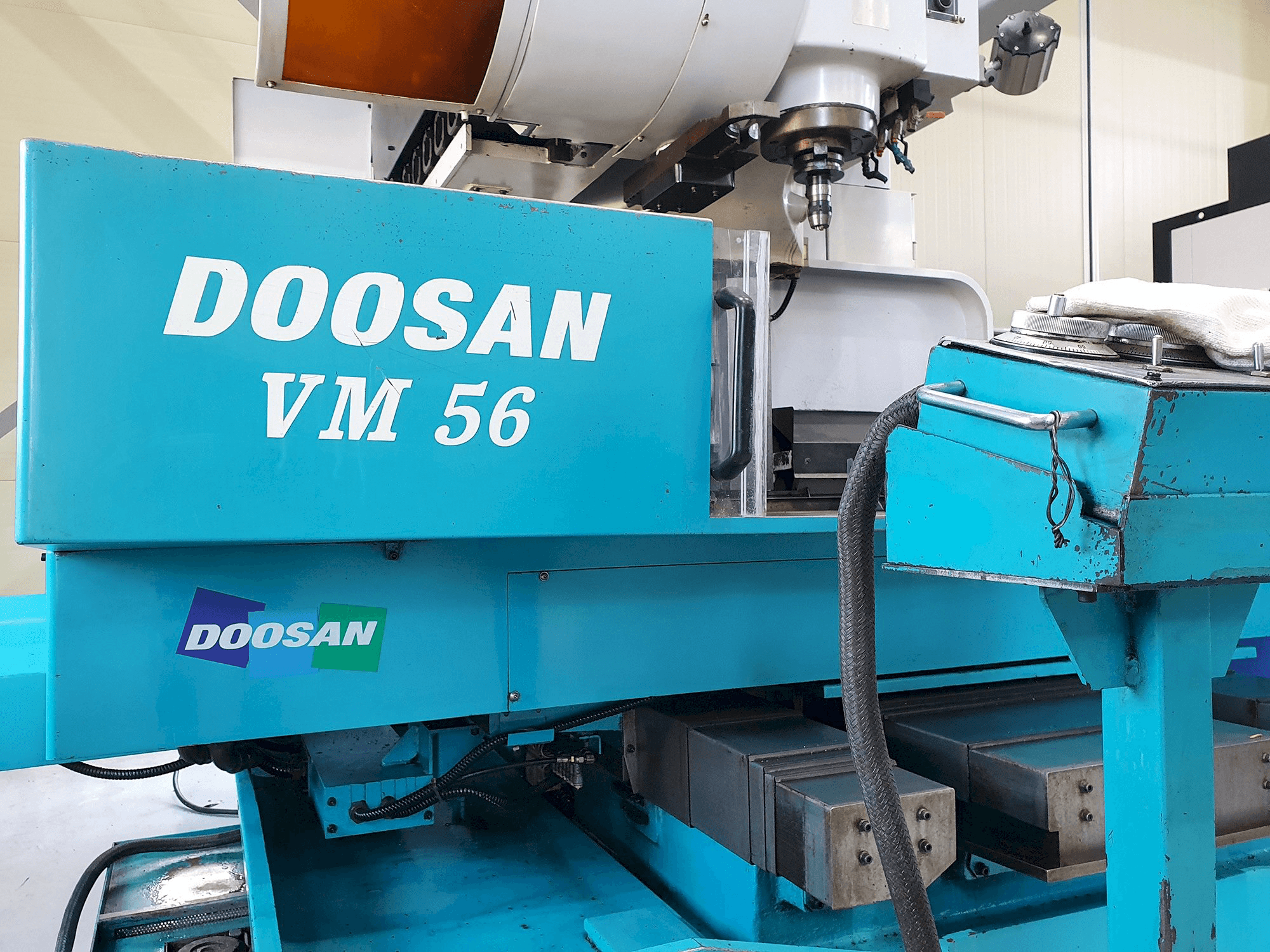 Mašīnas Doosan VM56 pretskats