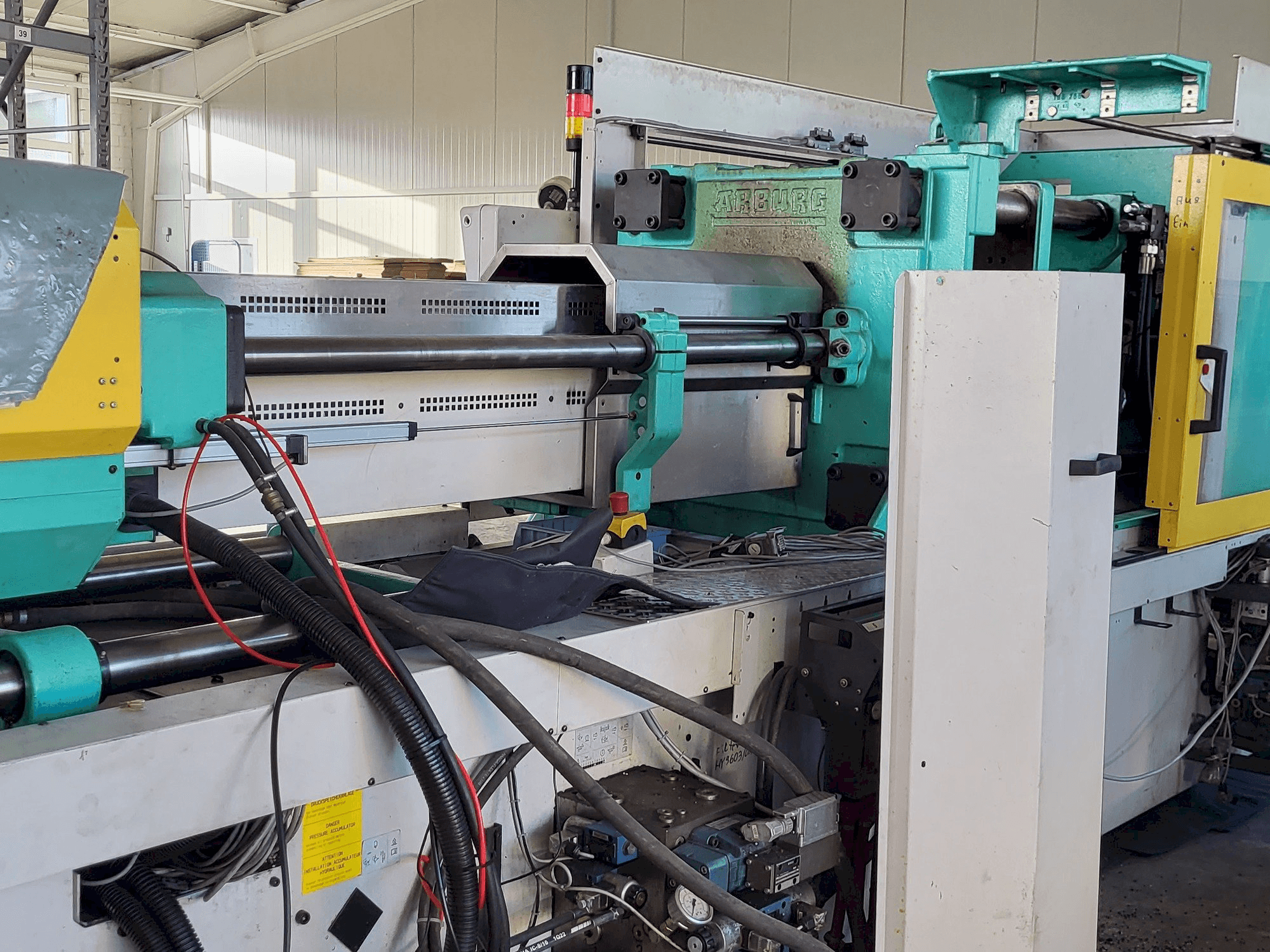 Mašīnas Arburg Allrounder Centex 570C2200-1300 skats no kreisās puses