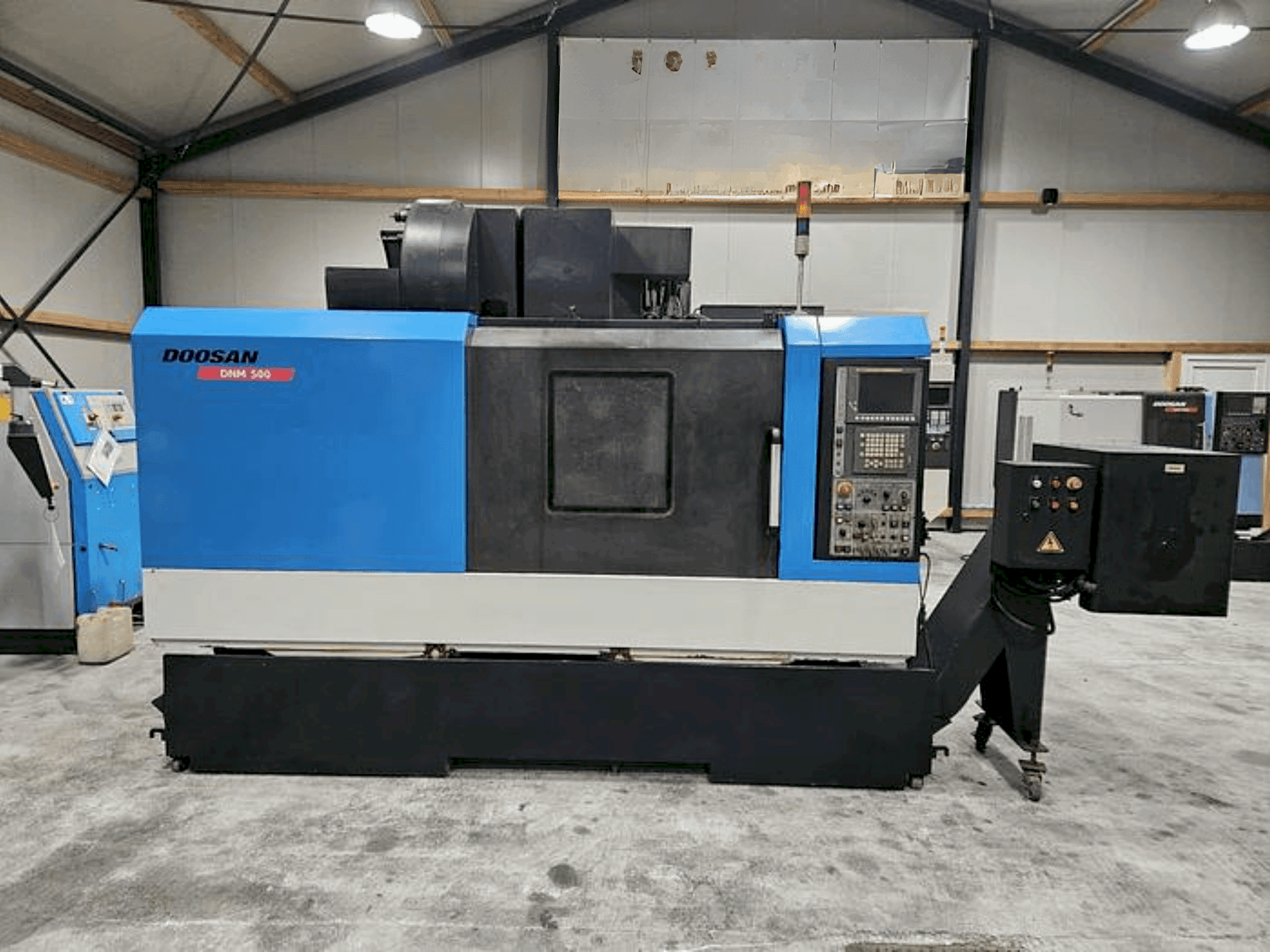 Mašīnas DOOSAN DNM 500 pretskats