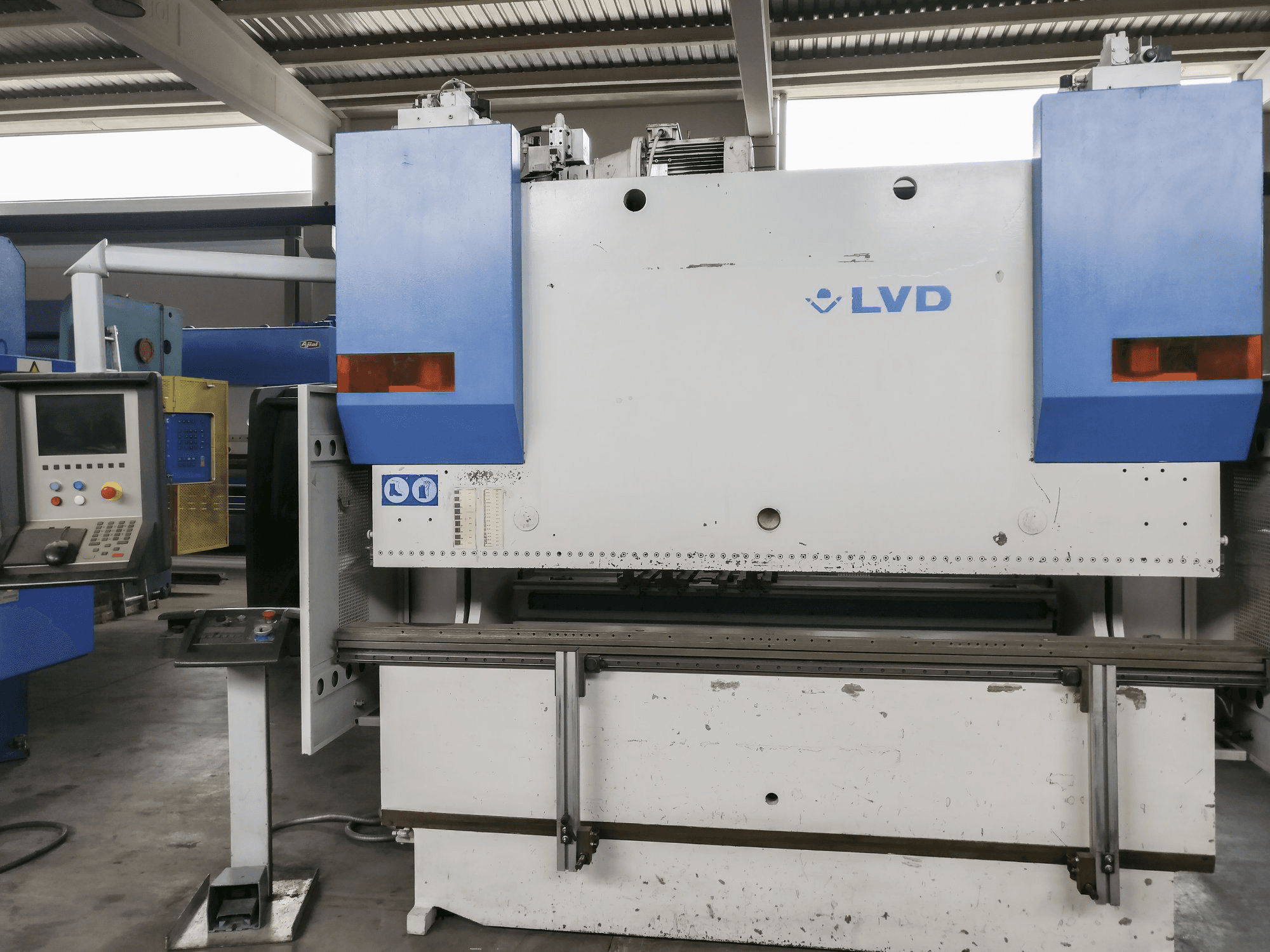 Mašīnas LVD PPEB 80/25 CAD-CNC pretskats