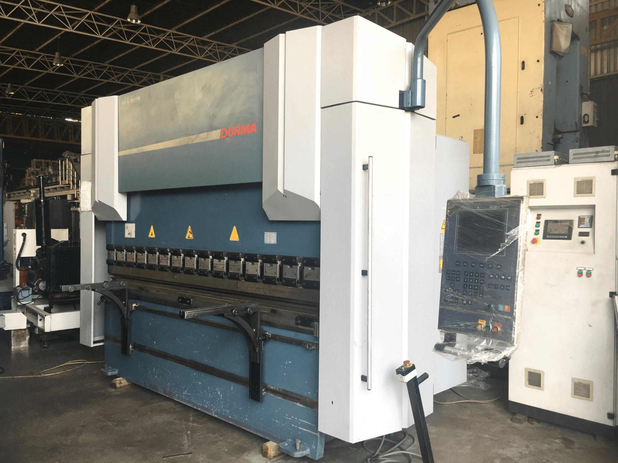 Mašīnas Durma AD-S 30100 skats no labās puses