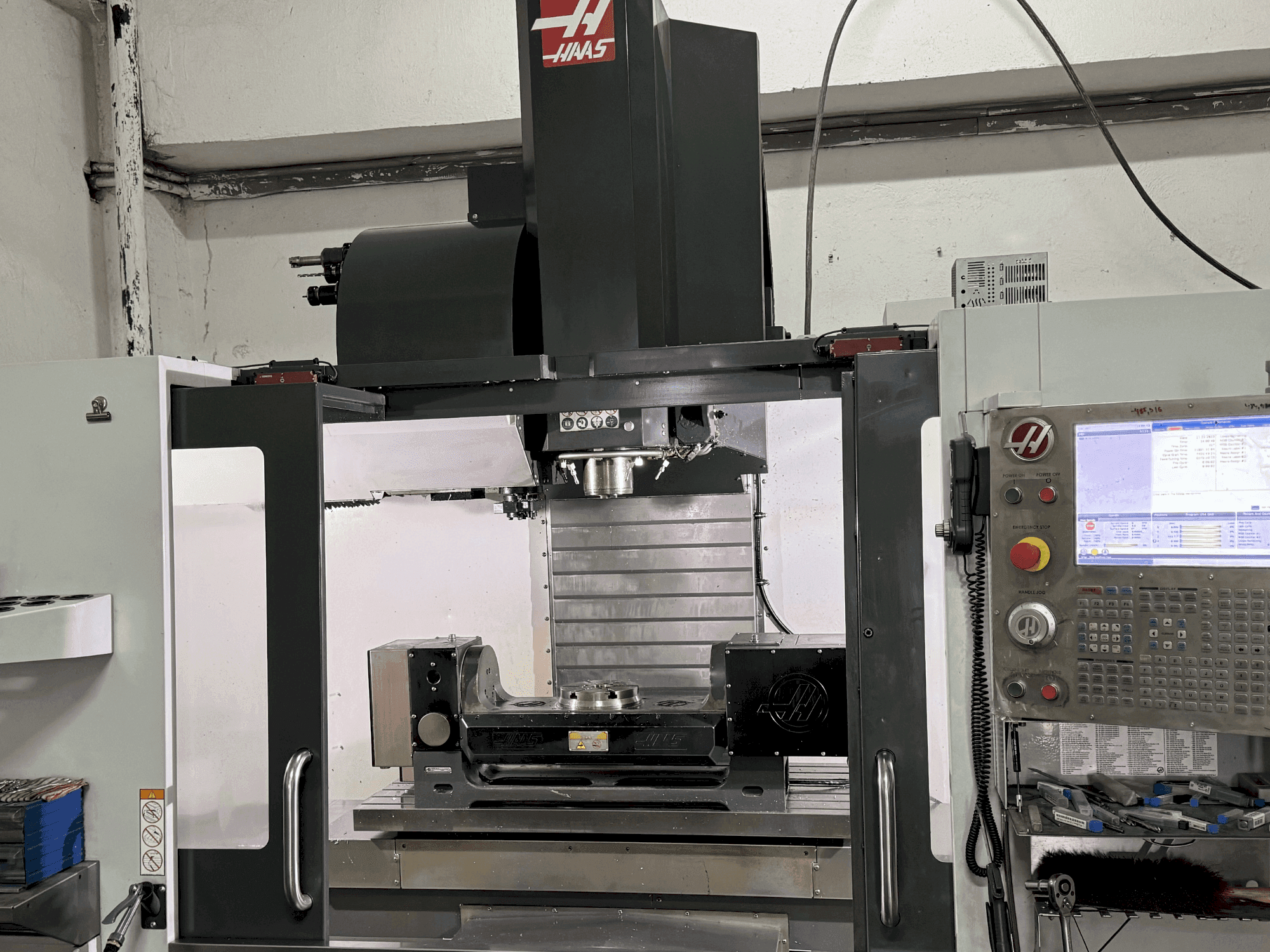 Mašīnas HAAS VF-5/40TR pretskats