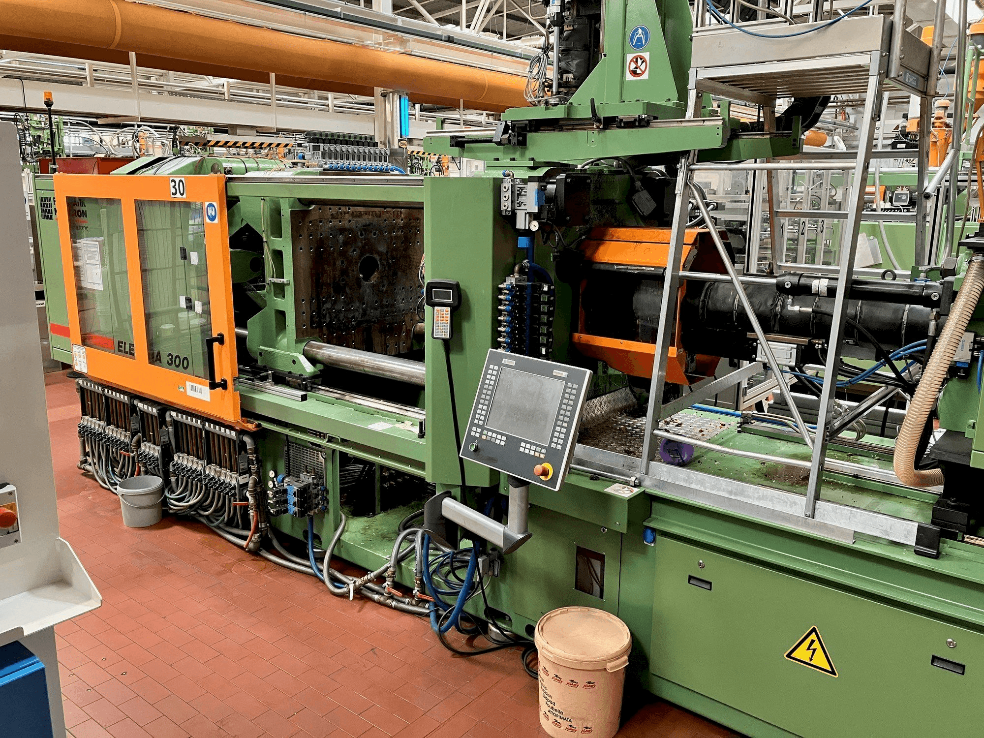 Mašīnas FERROMATIK MILACRON Europe Elektra 300 pretskats