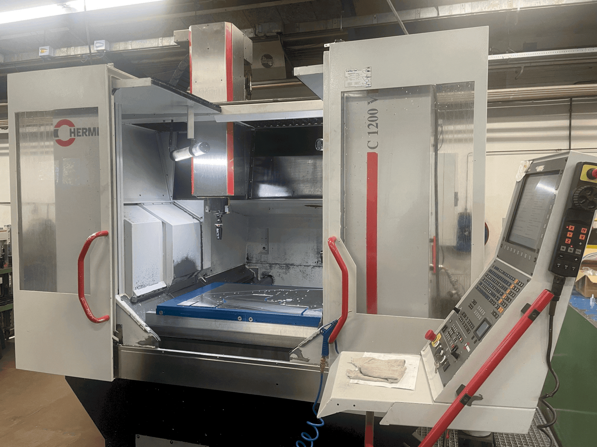 Mašīnas HERMLE C 1200 V pretskats