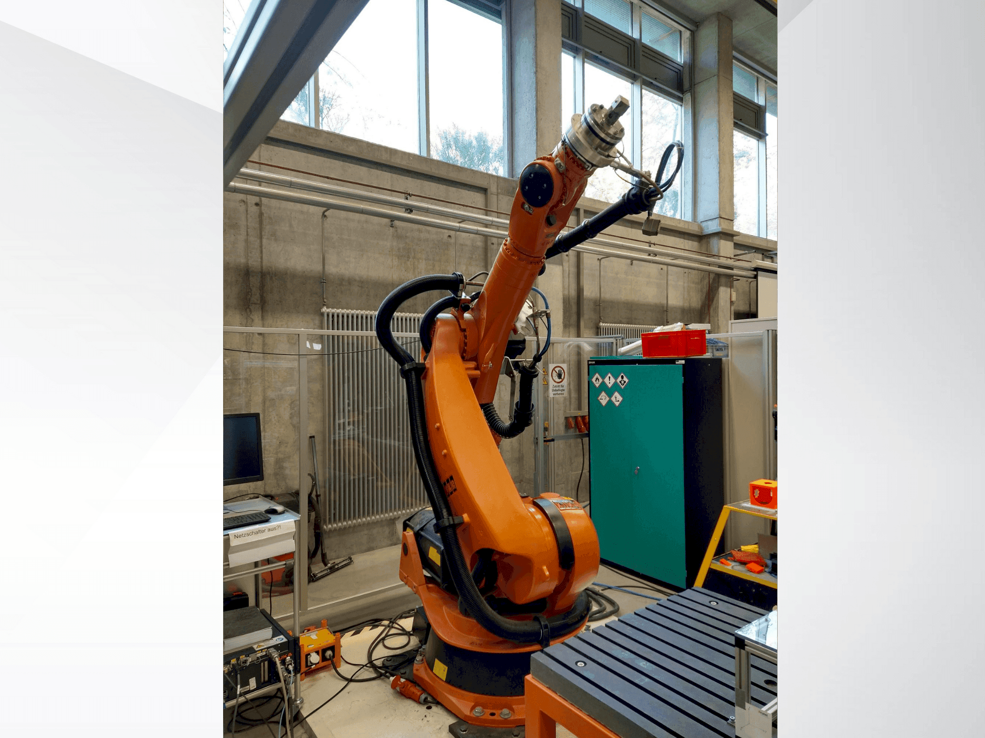 Mašīnas KUKA KR 240-2 2000 pretskats