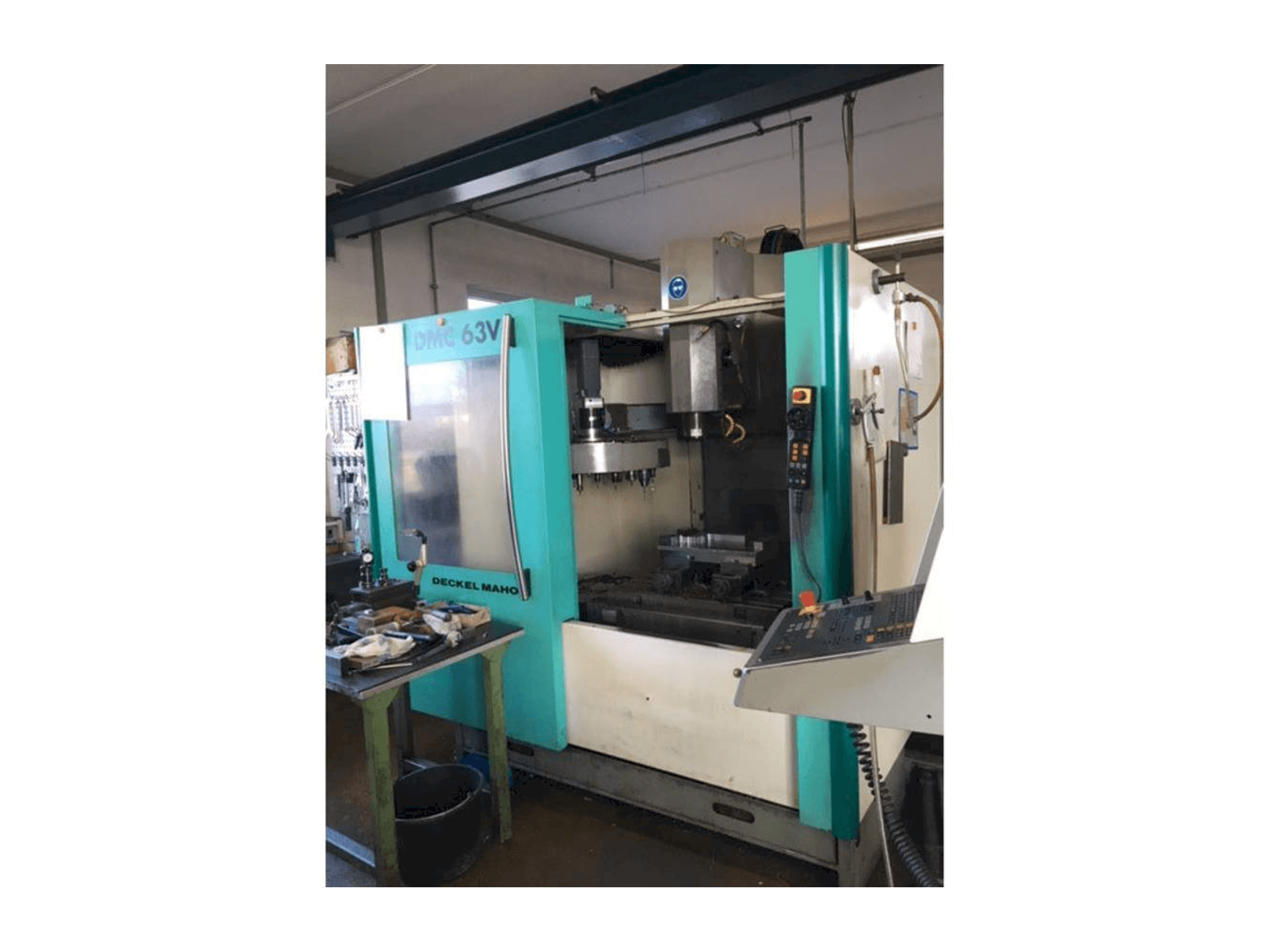 Mašīnas DMC DMC 63V pretskats