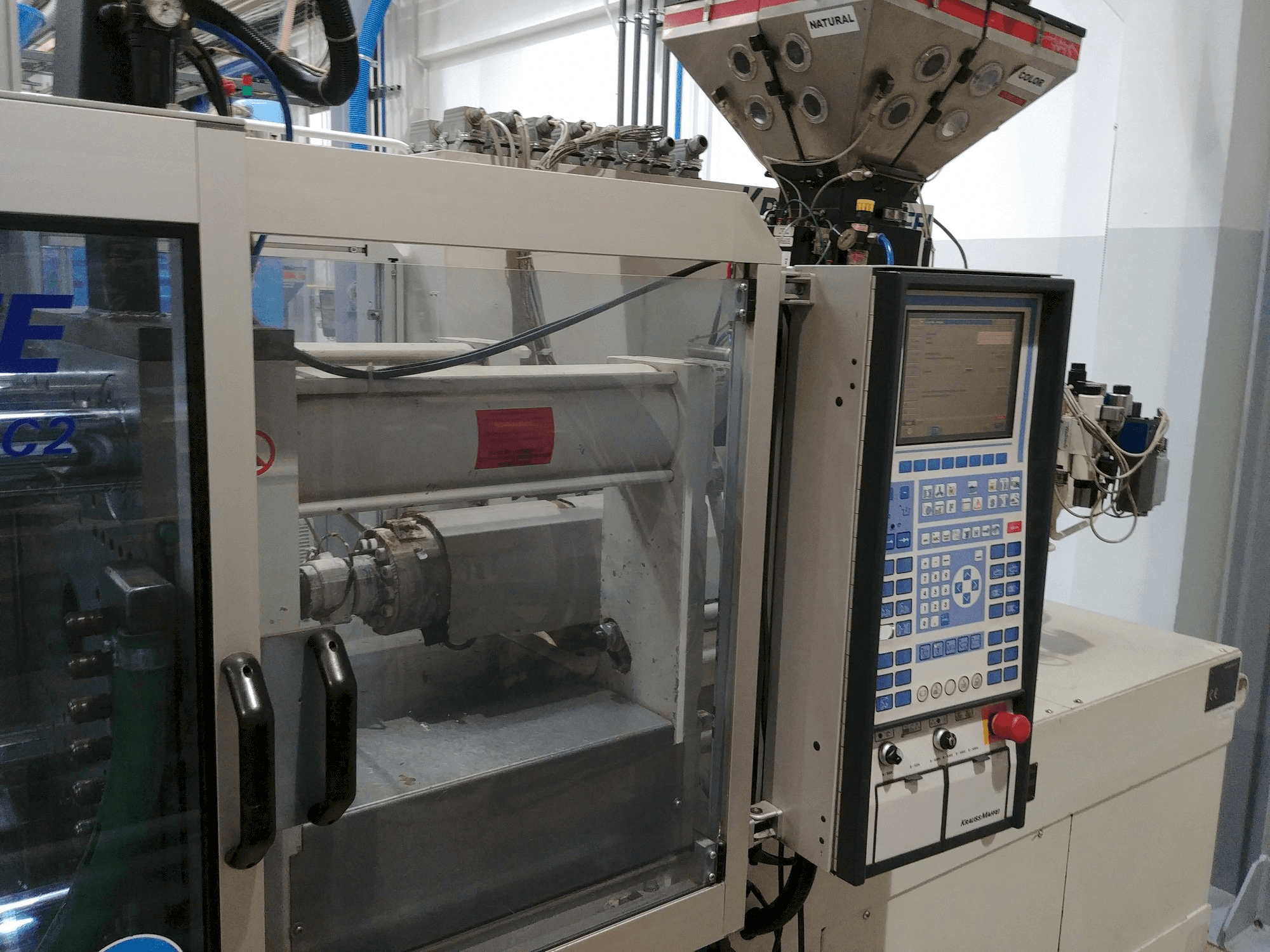 Mašīnas Krauss Maffei KM 80-220 C skats no kreisās puses