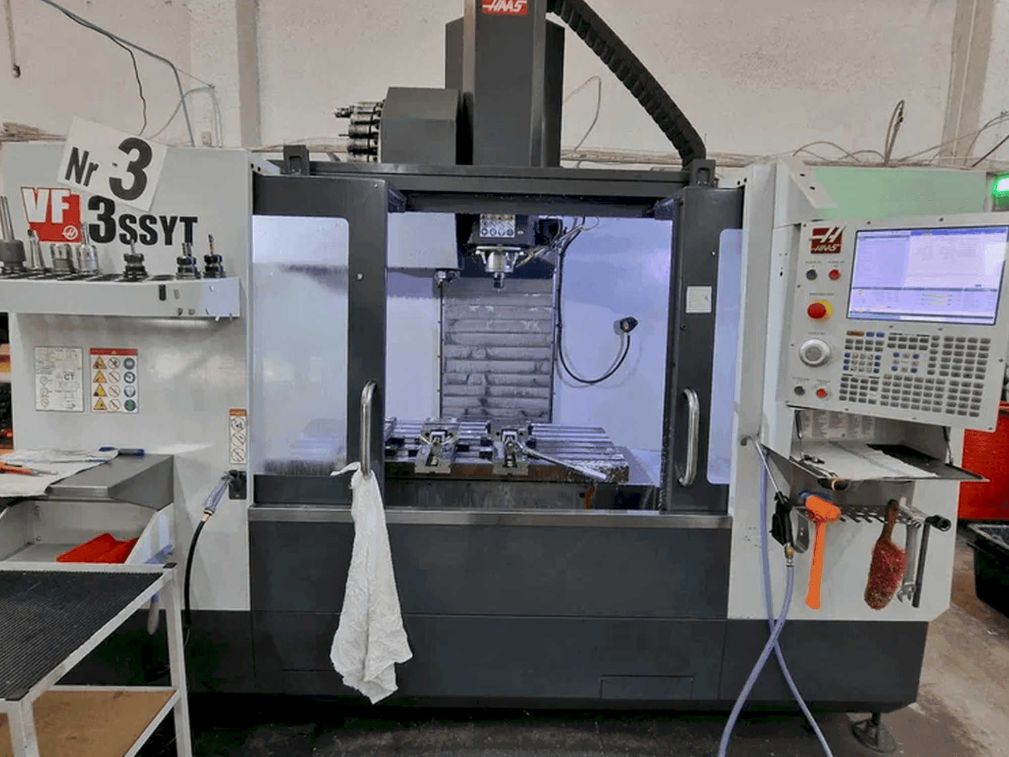 Mašīnas HAAS VF-3 SSYT pretskats