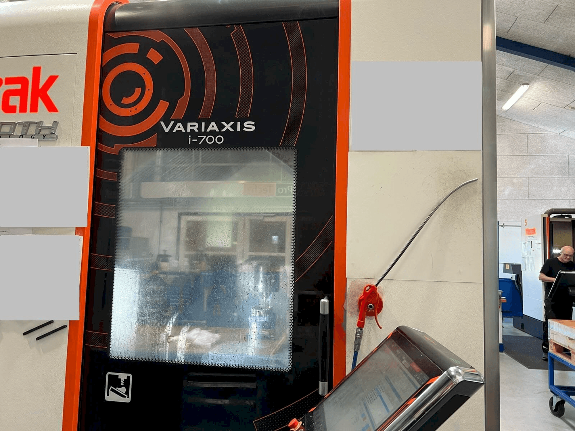 Mašīnas Mazak Variaxis i-700 pretskats