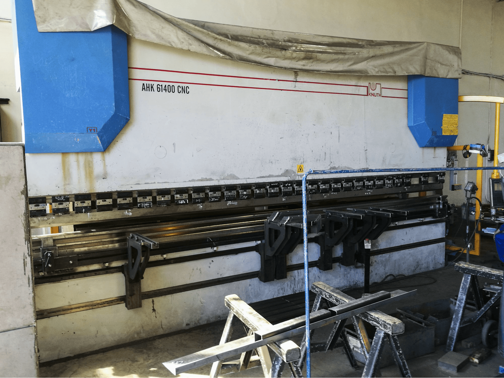 Mašīnas KNUTH AHK 61400 CNC skats no kreisās puses