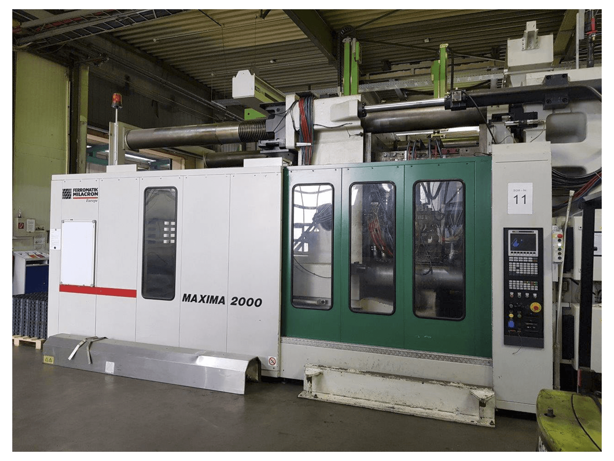 Mašīnas FERROMATIK MILACRON MM 2000 skats no labās puses