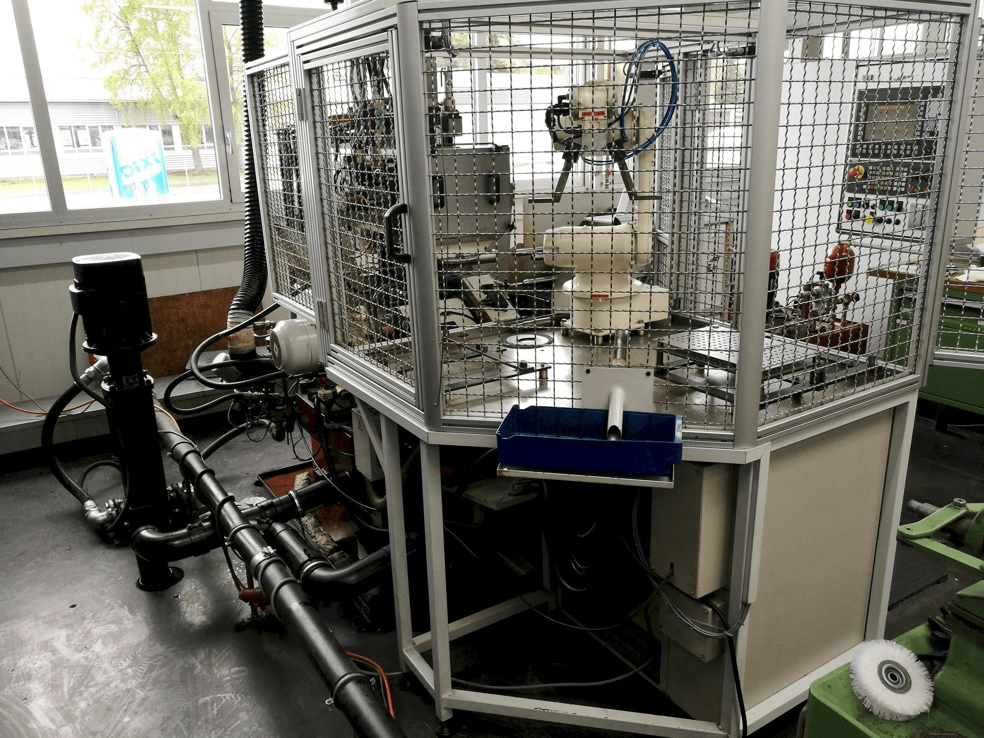 Mašīnas Haux NS 435G kreisās malas skats