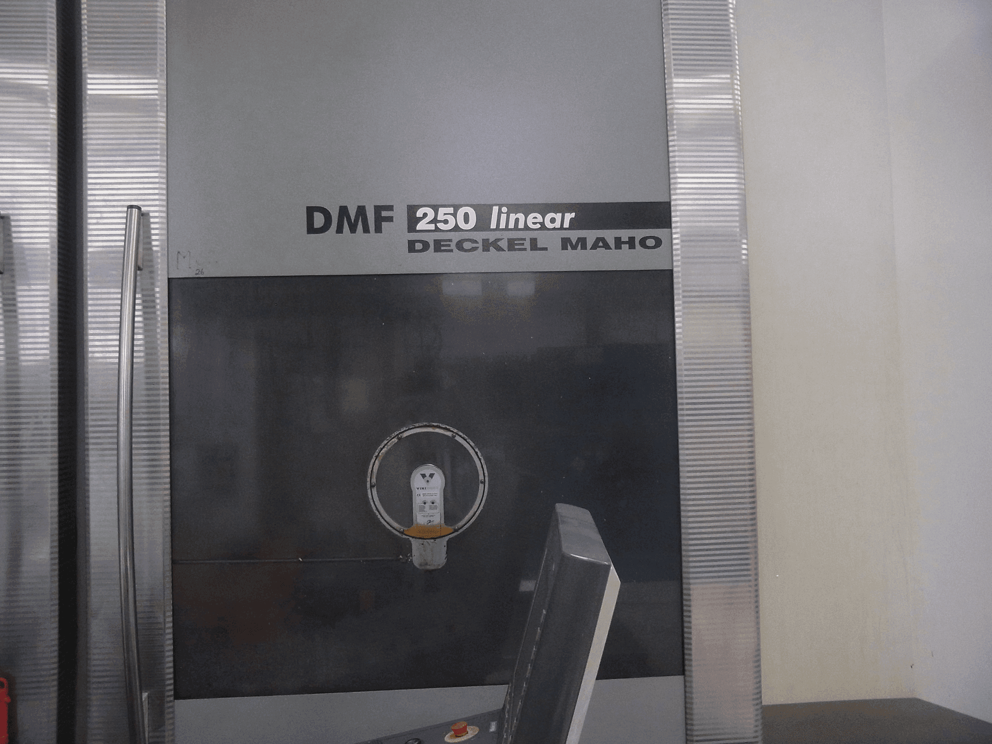 Mašīnas DECKEL MAHO DMF 250 linear skats no labās puses