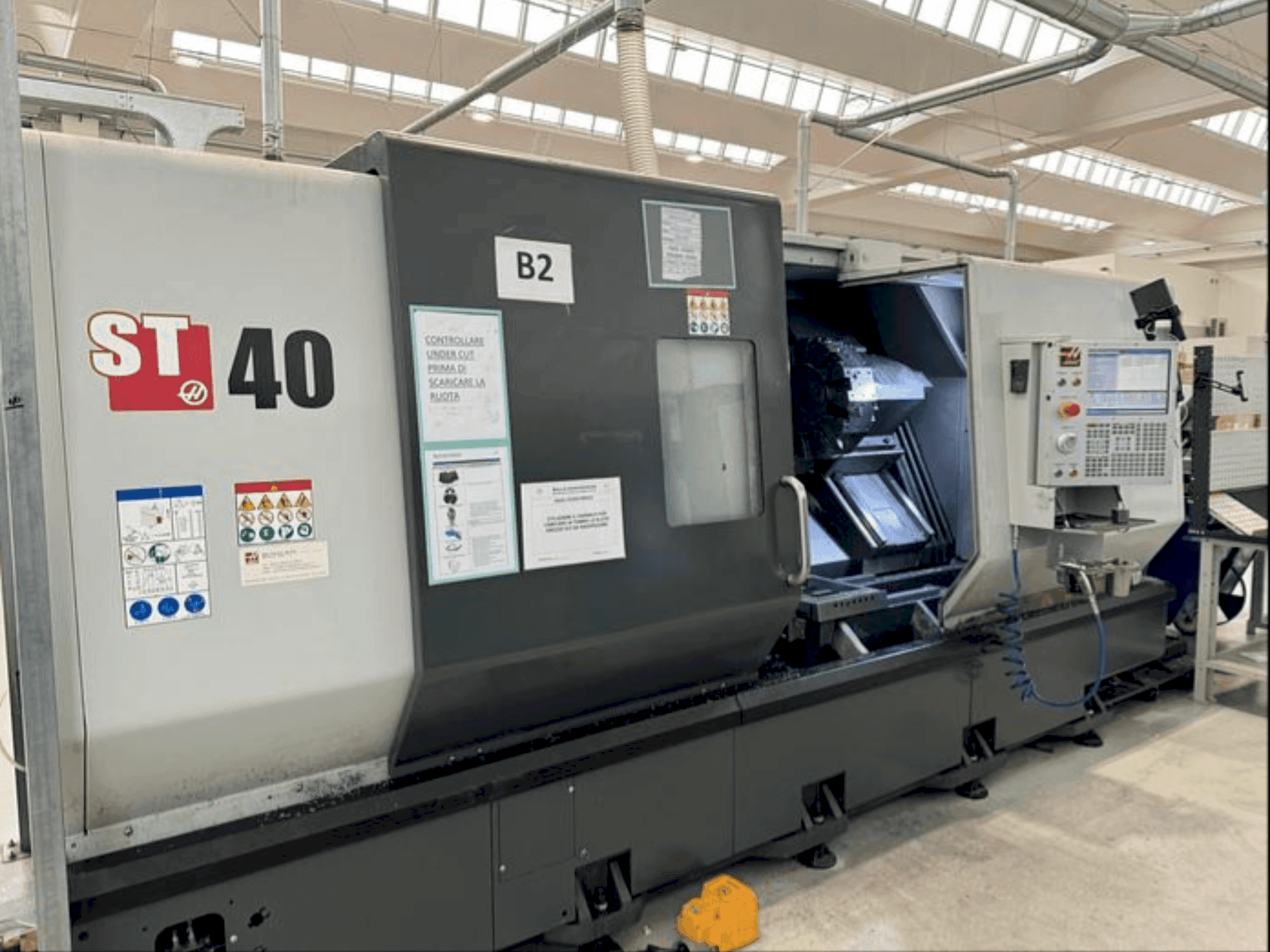 Mašīnas HAAS ST40 pretskats