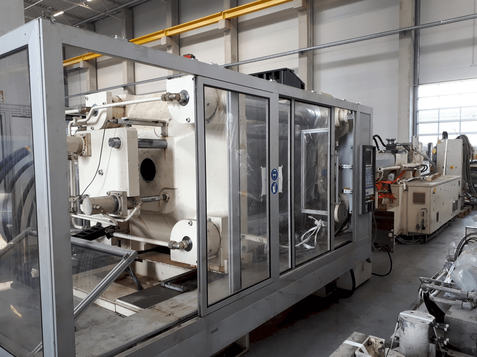 Mašīnas Krauss Maffei 650-2700 C1 pretskats