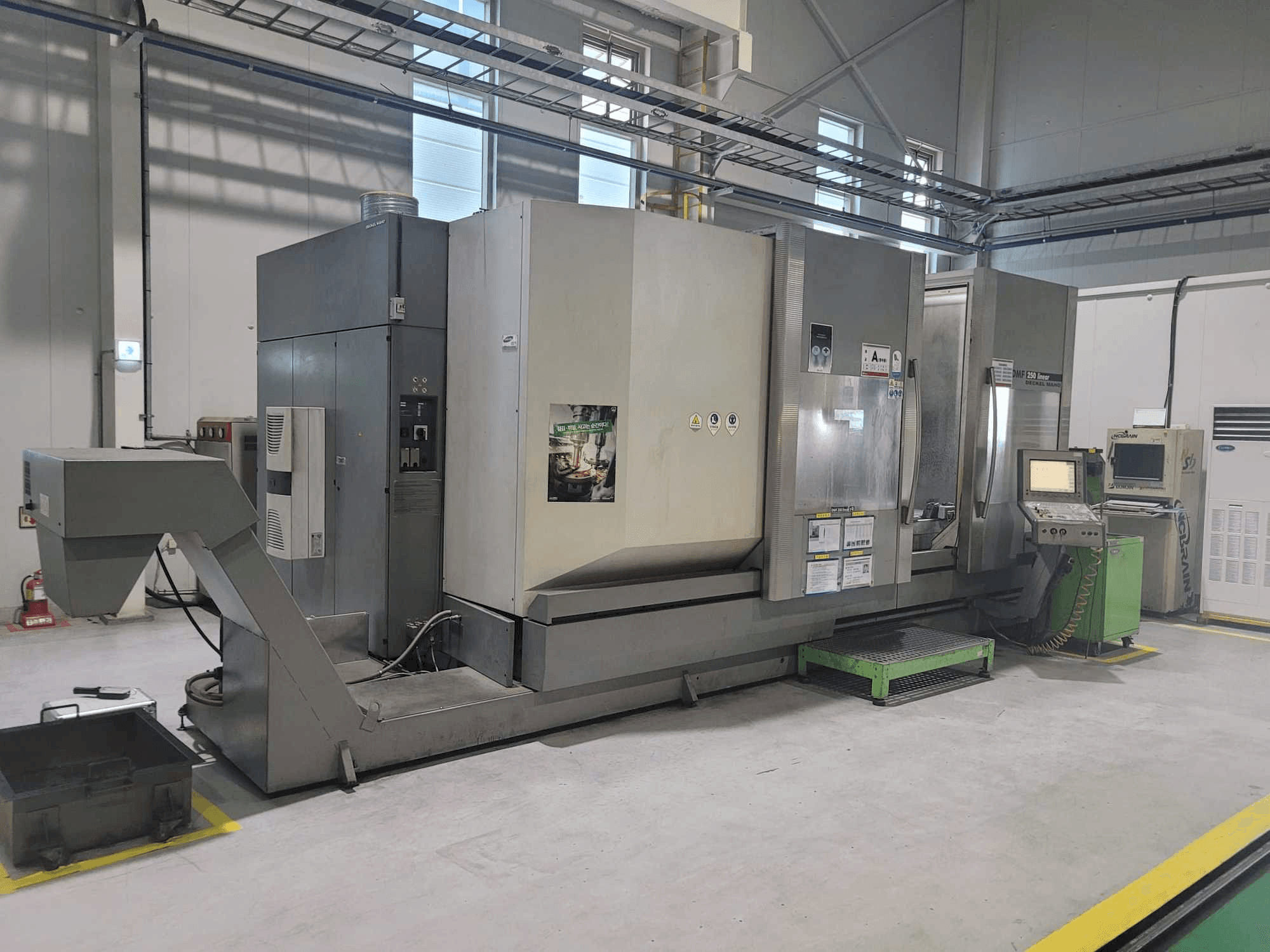 Mašīnas DECKEL MAHO DMF 250 linear kreisās malas skats