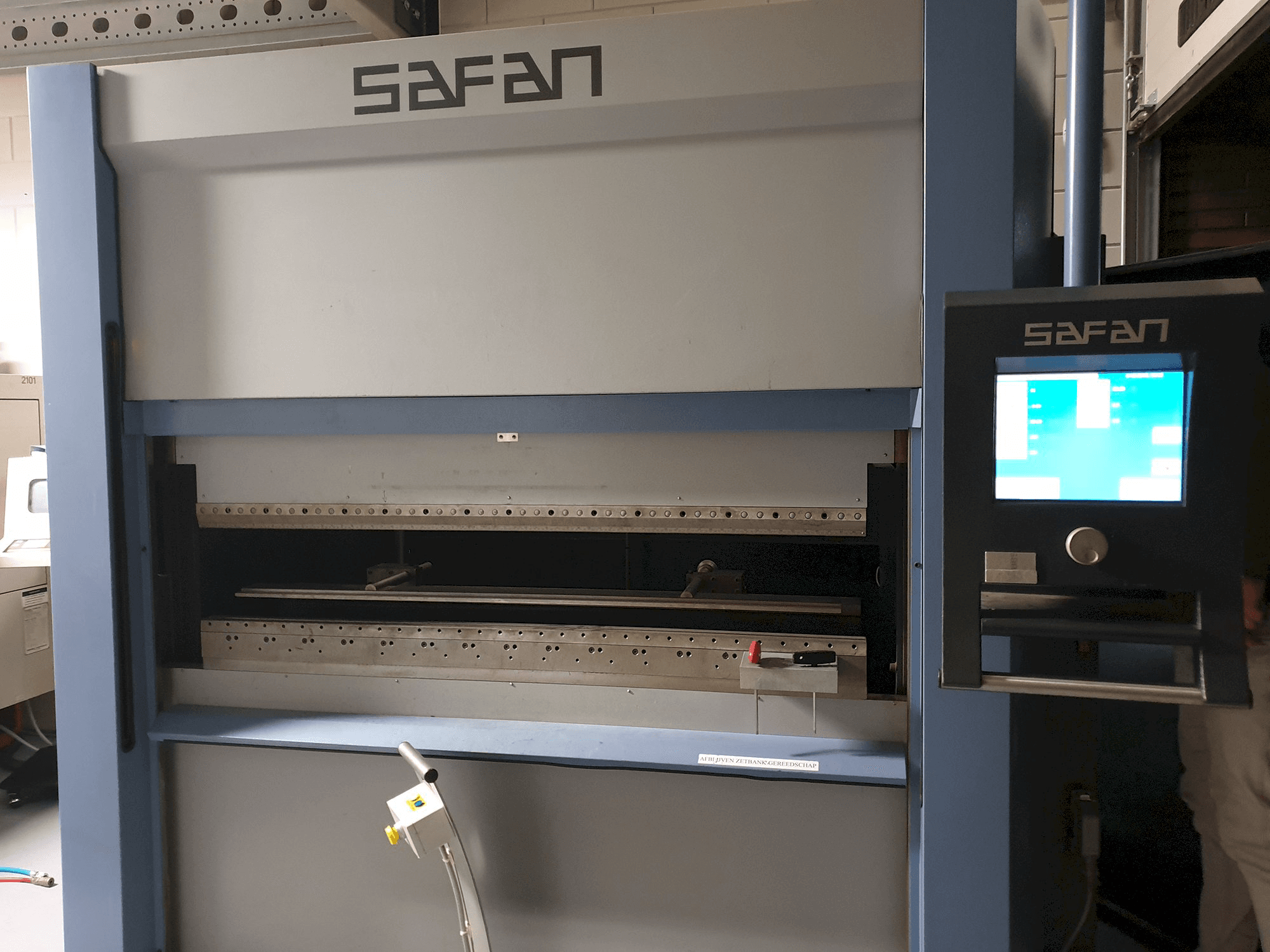 Mašīnas Safan SMK 32-K-1600 pretskats