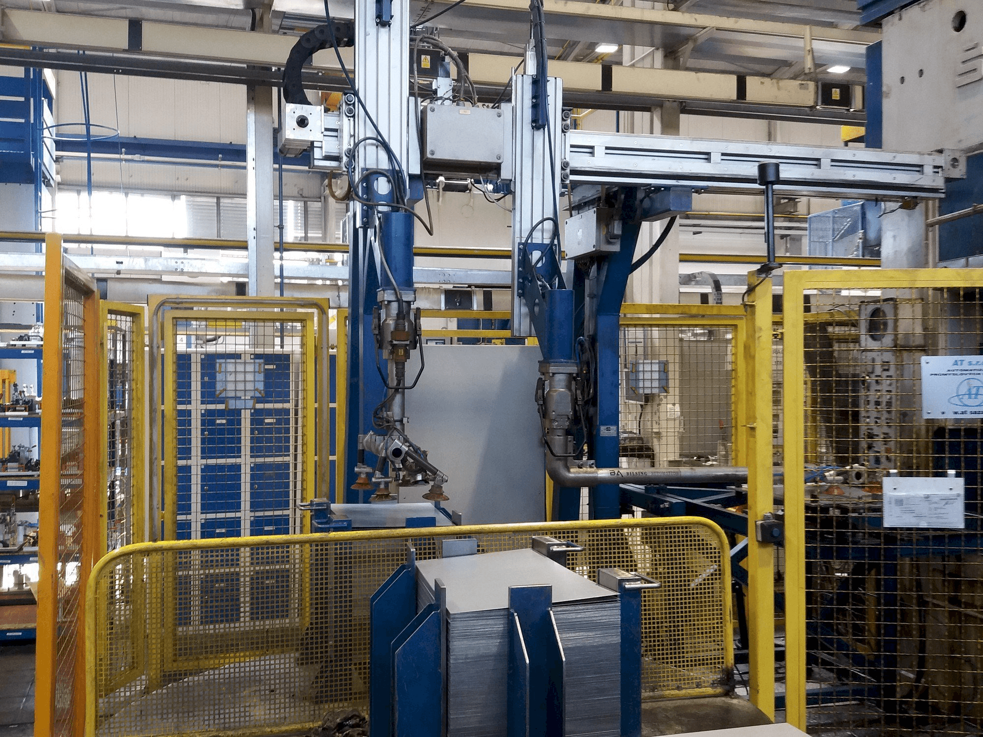 Mašīnas SMERAL LKT 250 pretskats