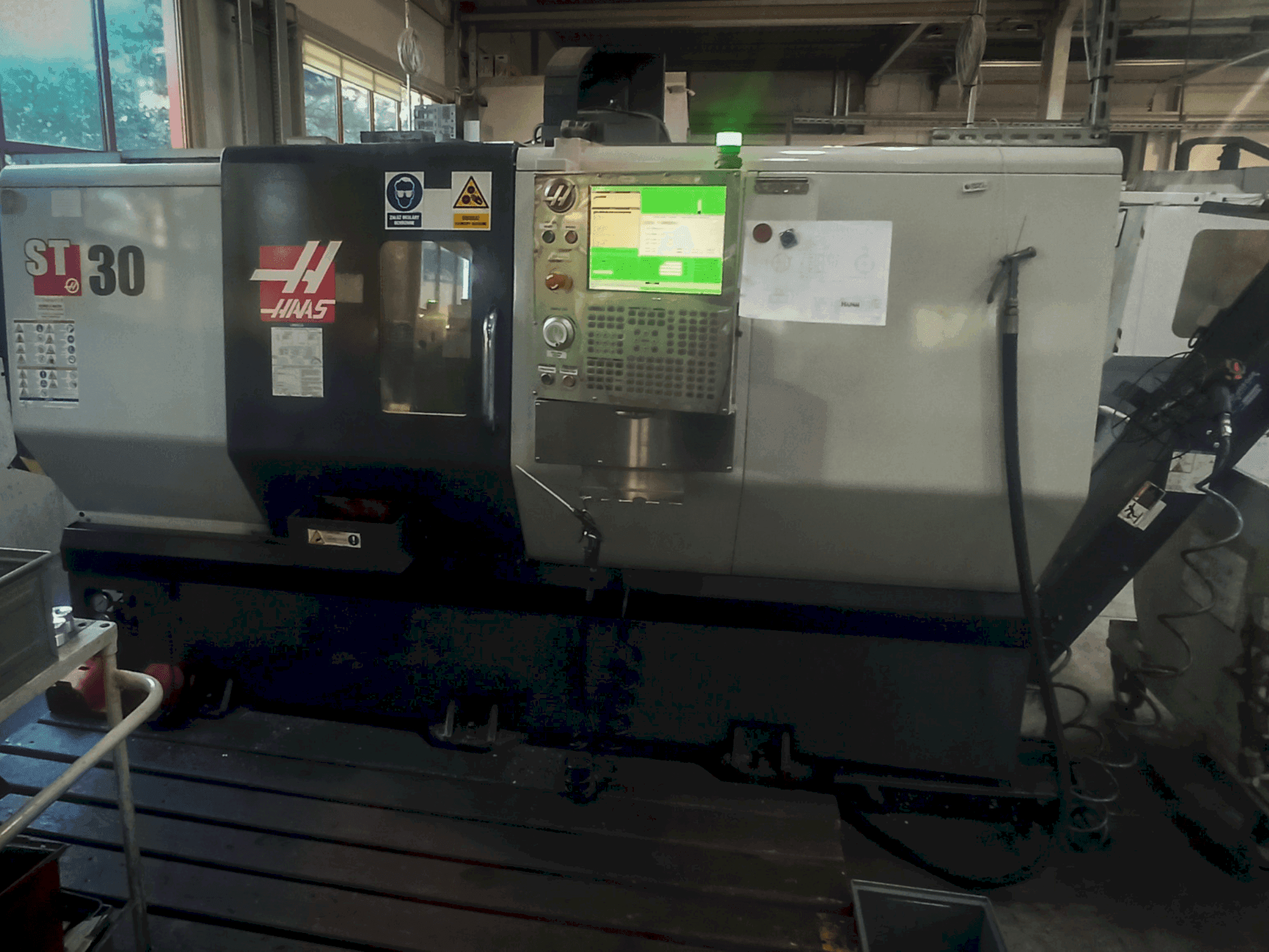 Mašīnas HAAS ST-30 pretskats