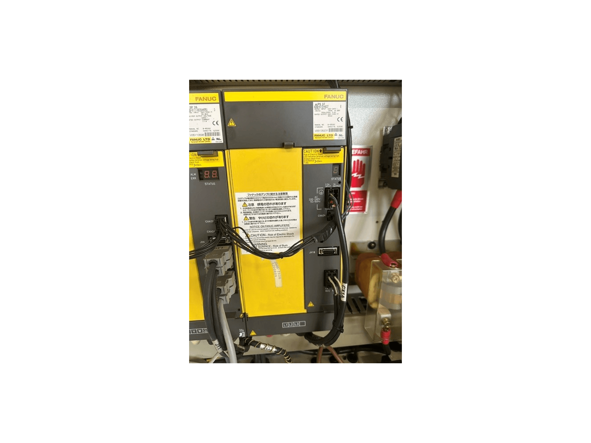 Universālā apstrādes centra MIKRON HSM 600 U vadības panelis, kurā redzamas FANUC detaļas, stāvokļa indikators un vadu savienojumi.