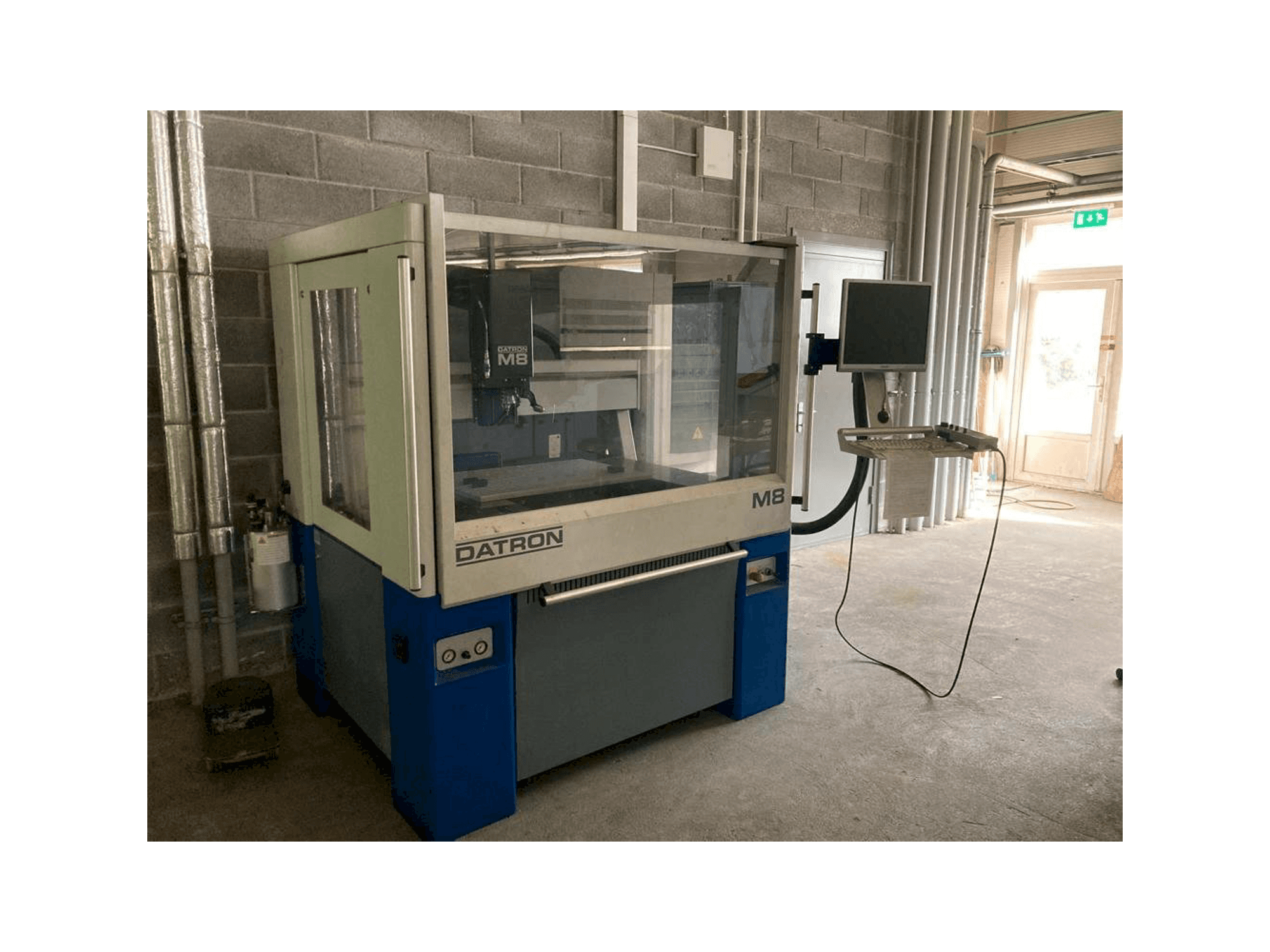 Mašīnas Datron M8A pretskats