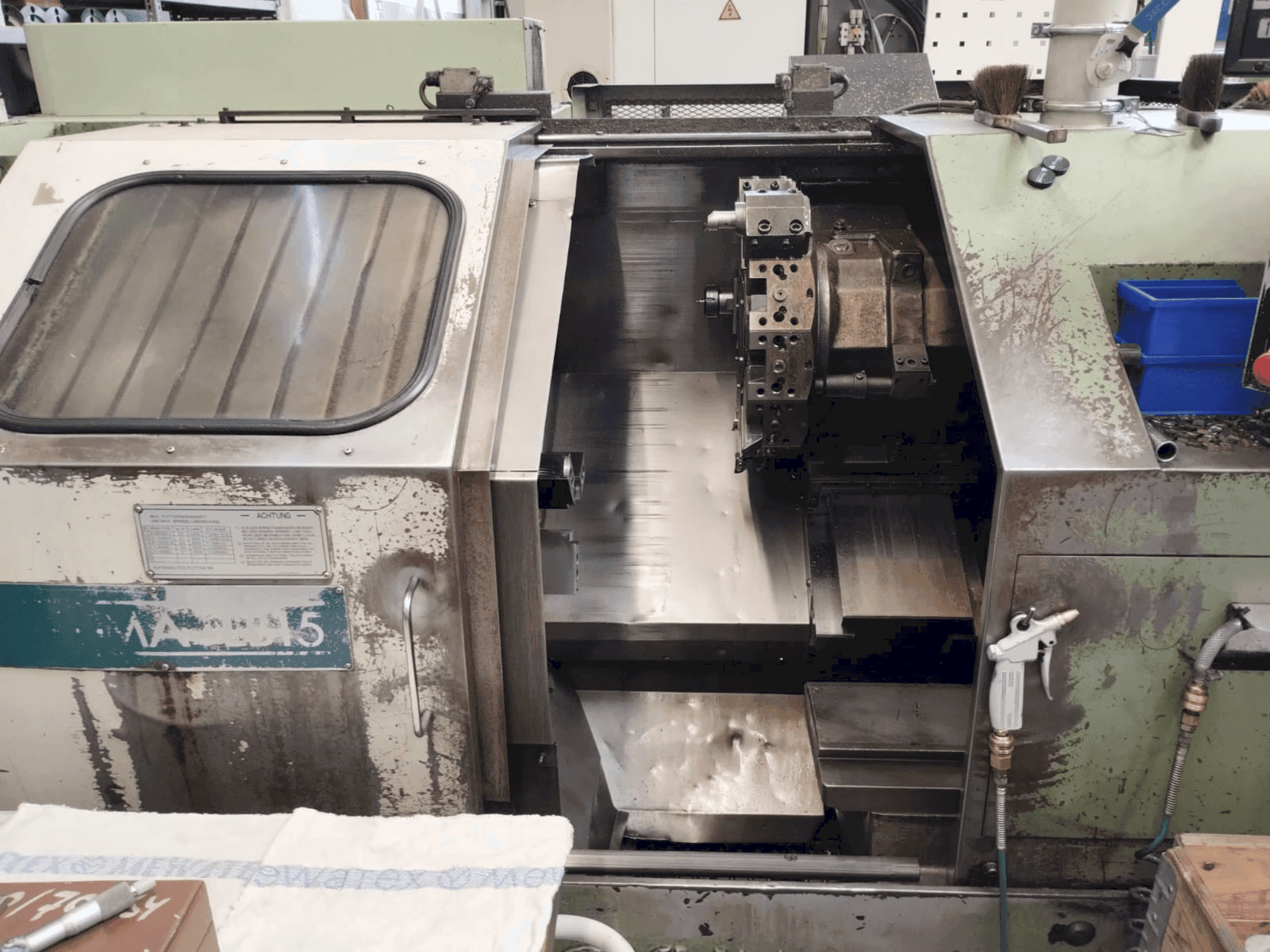Mašīnas Okuma LB15 pretskats