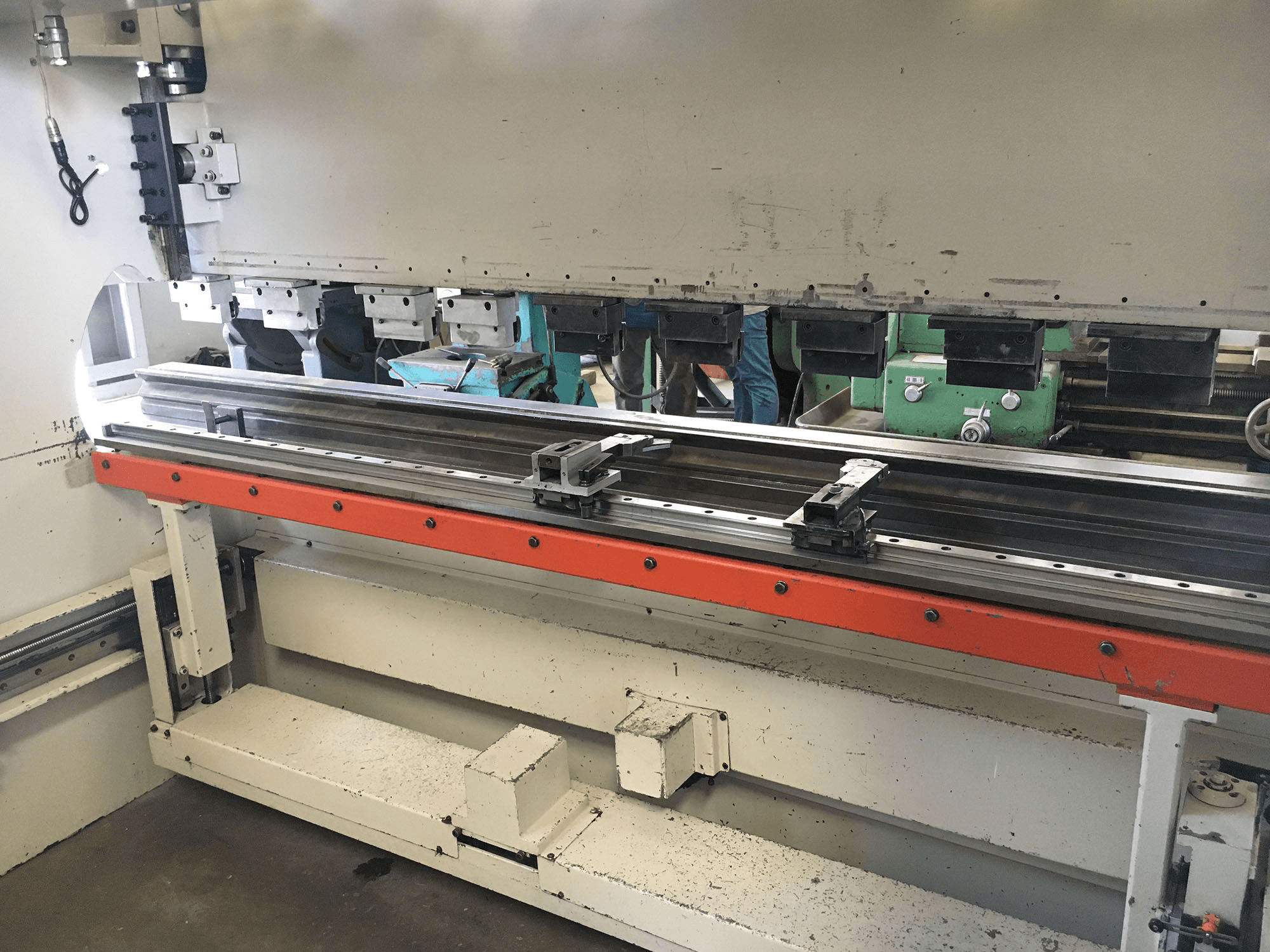 Mašīnas ERMAKSAN CNC HAP 3100x80 darba telpa