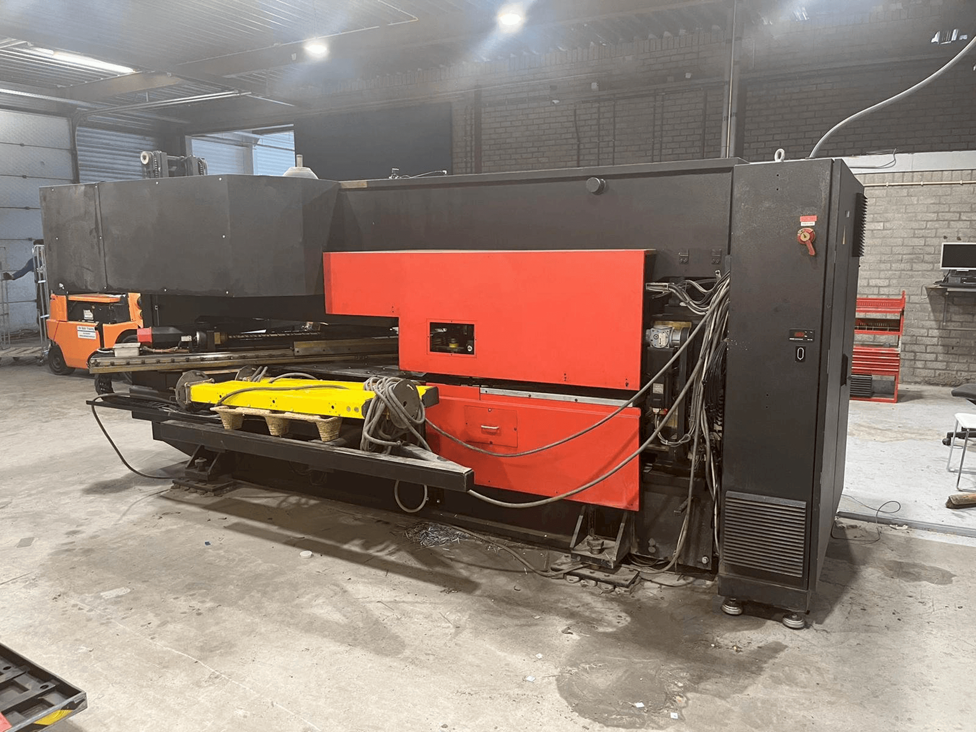 Mašīnas AMADA Arcade 212 pretskats