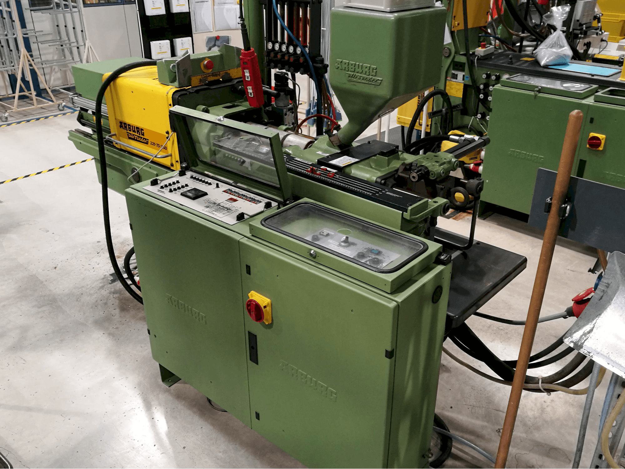 Mašīnas Arburg Allrounder 221-75-350 skats no labās puses
