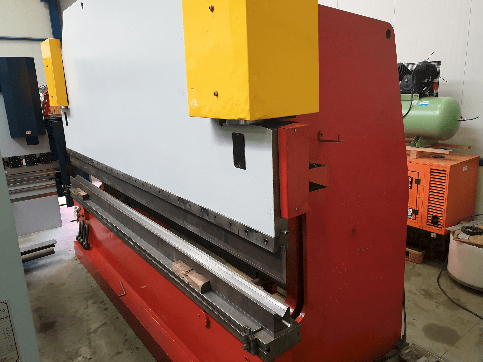 Mašīnas Darley EHP 200 43/37 skats no labās puses